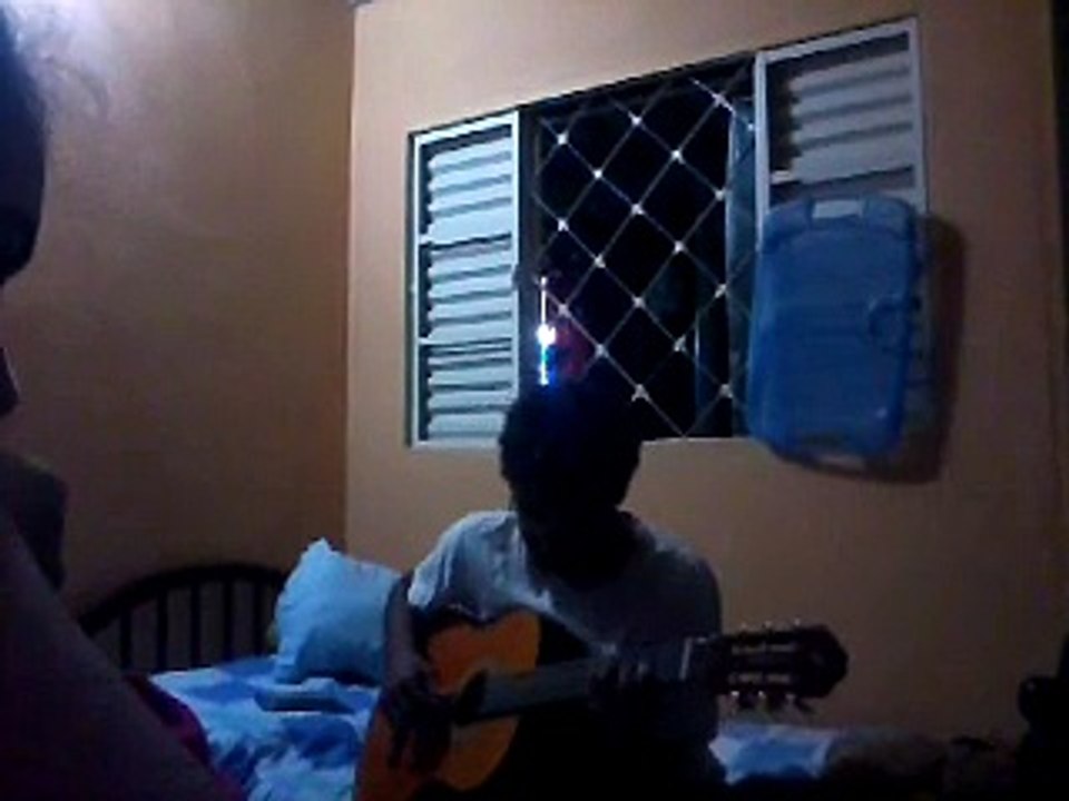 Meu amorzinho cantando e tocando - 20121116_155118