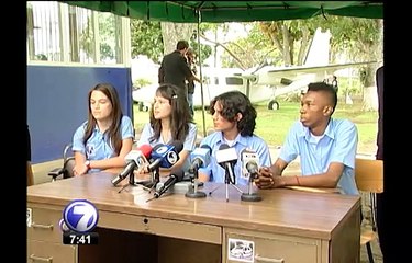 Estudiantes que recibieron a Obama: Él nos habló en español y nos pidió una foto