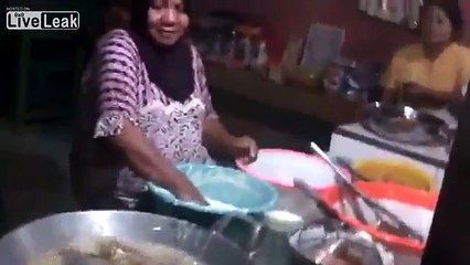 امرأة تضع يدها في الزيت المغلي مرات عديدة ولا تتاثر به
