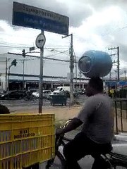 As leis da gravidade não se aplicam a este cara