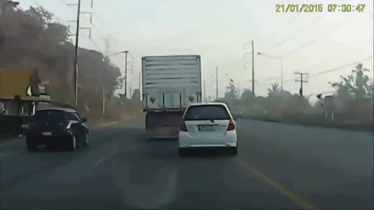 Un chauffard va avoir la chance de sa vie après avoir doublé un camion par la droite