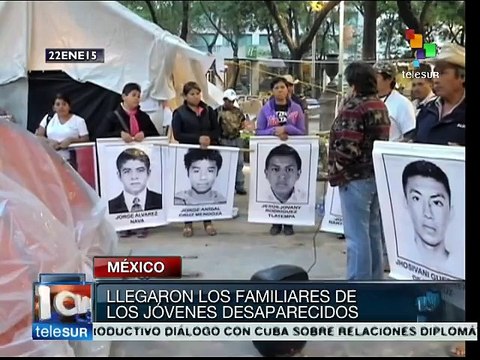 México: activistas mantienen acampada frente a PGR por 43 normalistas