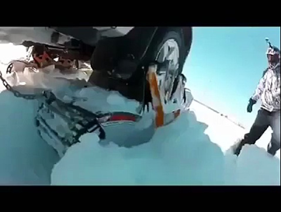 Il transforme son 4x4 en vrai tout terrain