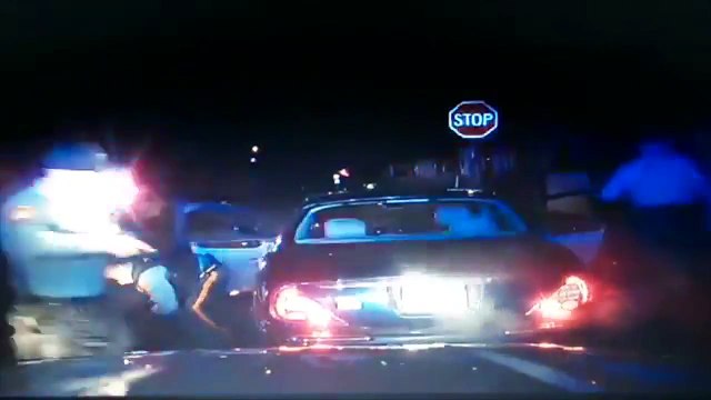 Un policier Américain abat un homme dans une voiture qui à les mains en l'air.