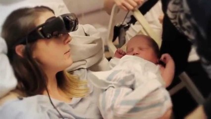 Une malvoyante découvre son bébé pour la première fois