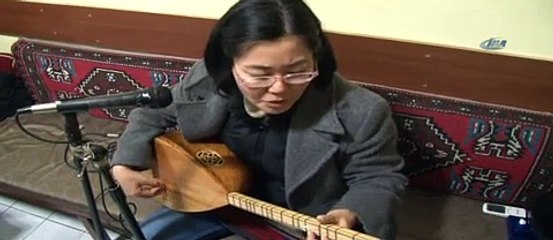 Japon gelin türkü söylüyor bağlama çalıyor