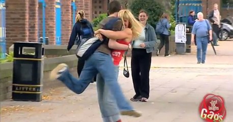 Önüne Gelene Sarılan Kadın Şakası!