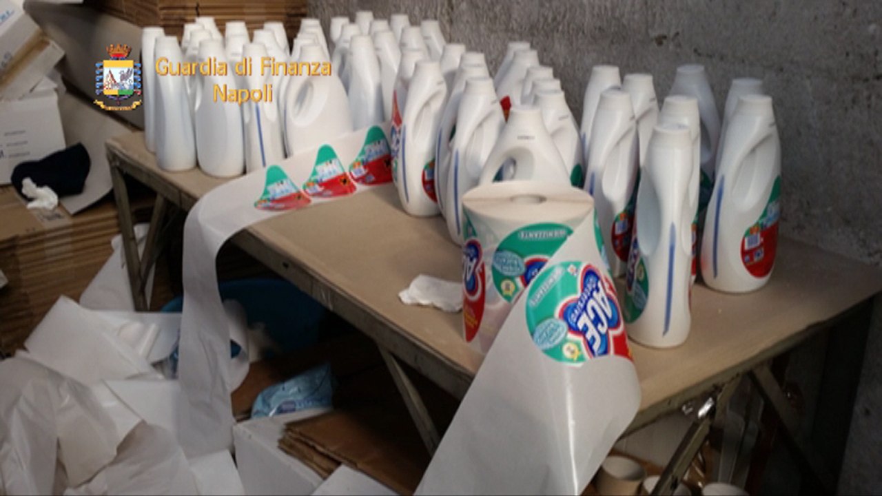 Casalnuovo (NA) - Contraffazione di detersivi di marchi noti (23.01.15)