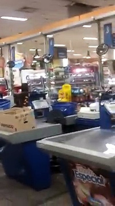 "Cachoeira" é formada em supermercado durante chuva no DF