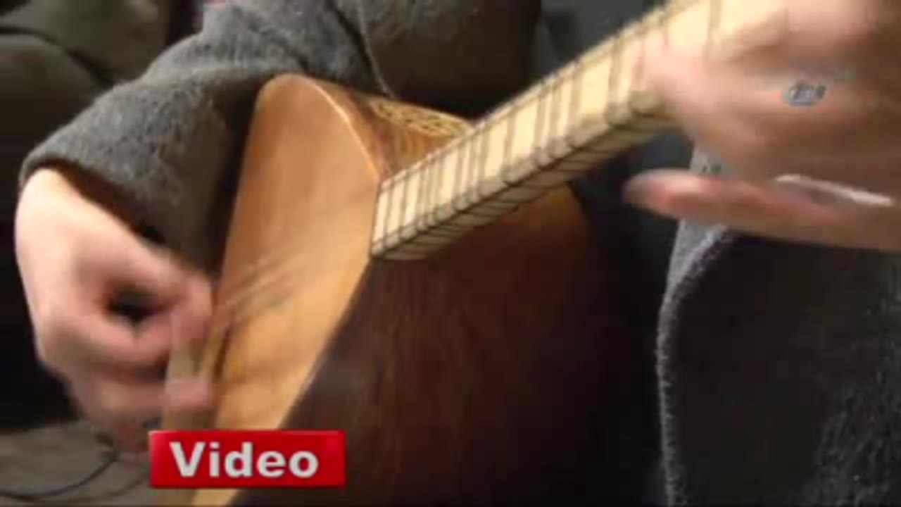 Japon Gelin Bağlama Çalıyor, Türk Sanat Müziği Söylüyor