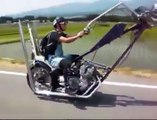 Une fourche de moto XXL