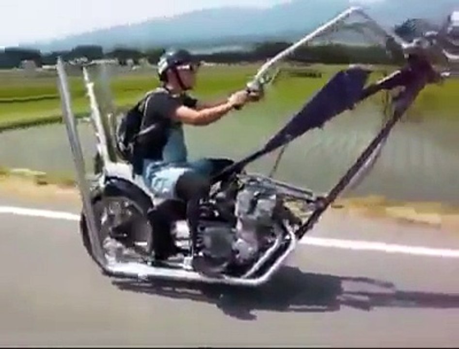 Une fourche de moto XXL