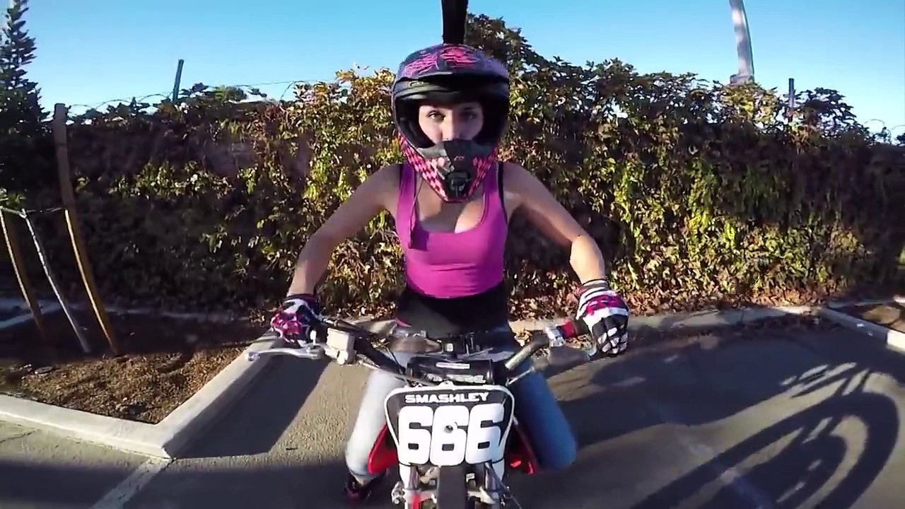 Une stunteuse s'essaye à faire des roulades à moto