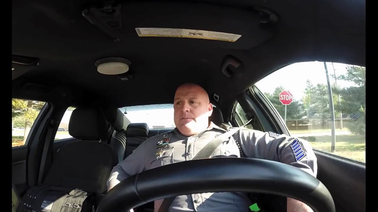 Shake If Off de Taylor Swift chanté par un policier