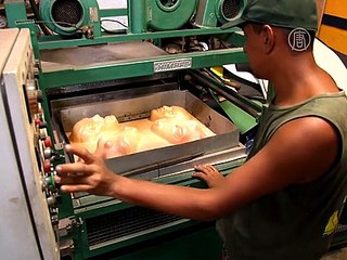 К карнавалу в Рио-де-Жанейро штампуют тысячи масок