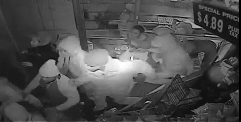 180 personas arrasan con un supermercado de St. Louis