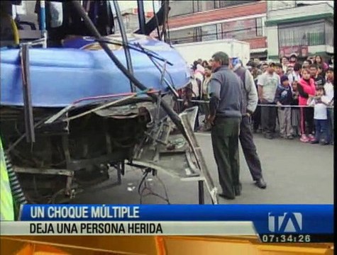 Choque múltiple deja una persona herida en el sur de Quito