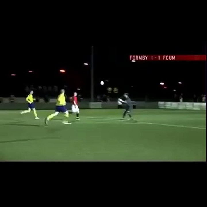 Pra que essa agressividade toda, jovem?! Coitado do goleiro...