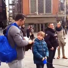 Cristiano Ronaldo se déguise en SDF pour surprendre un jeune fan !