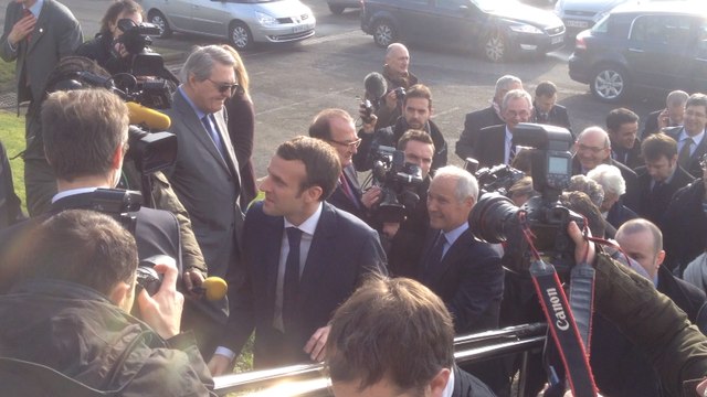 Emmanuel Macron arrive au siège de Doux