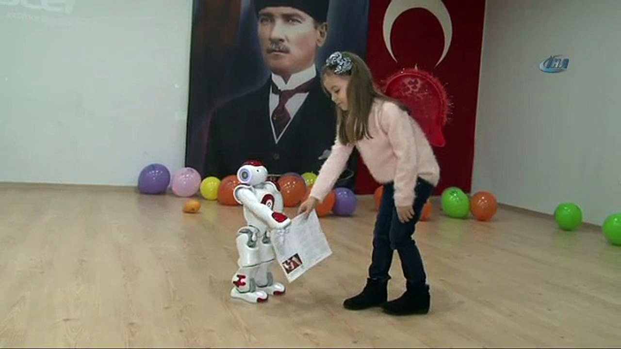 Karneleri robot dağıttı