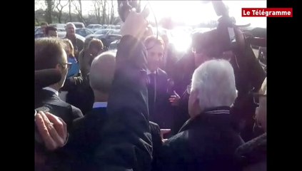 Download Video: Châteaulin. Visite de Macron chez Doux : une arrivée au pas de course