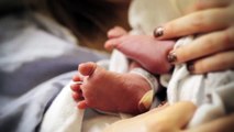 Une mère aveugle voit son bébé pour la première fois 1/2