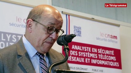 Cyberdéfense. Le Drian inaugure trois formations à Ploufragan