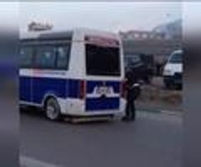 Pateniyle minibüsün arkasına tutundu