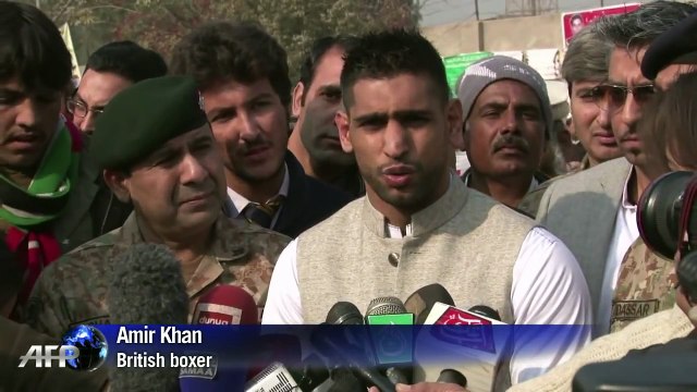 Amir Khan honours Pakistan school massacre victims - YouTube