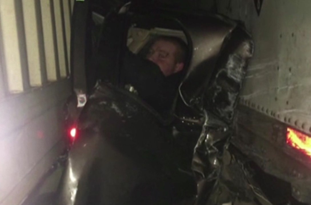 USA : Kaleb Whitby, le miraculé écrasé entre deux camions - ZAPPING ACTU HEBDO DU 24/01/2015