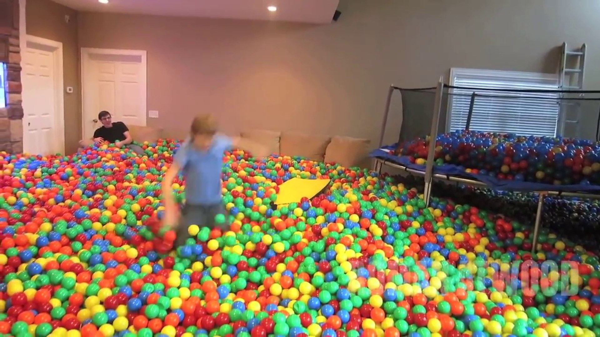 Hombre le hace una "broma" a su esposa y llena la casa con 250.000 pelotas  - Vídeo Dailymotion