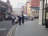 Héro du jour : un homme se bat contre des voleurs armés - Londres
