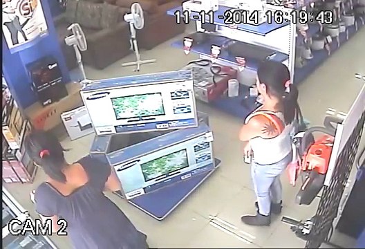 Cette femme vole une TV en la cachant sous sa robe!