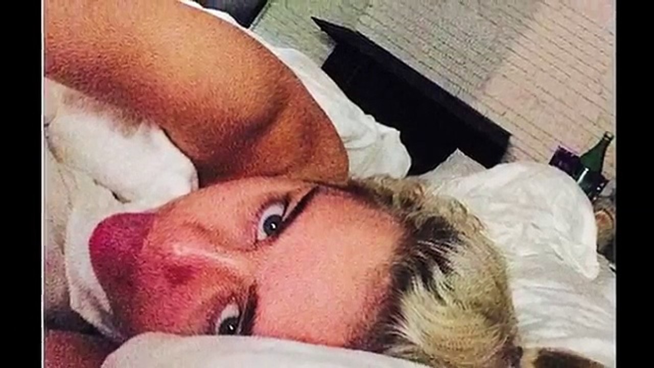 Miley Cyrus Caught Nakked In Bed!
