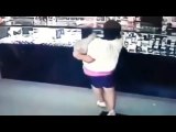 Una mujer pierde los pantalones mientras asalta una tienda