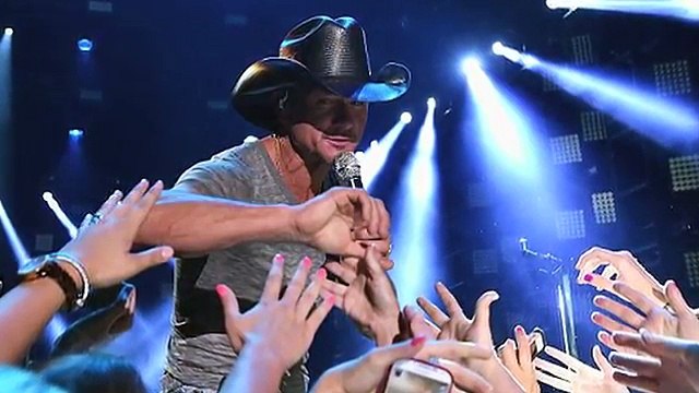 Tim McGraw And Faith Hill Smooching On Stage