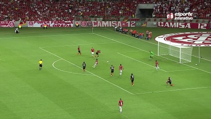 Reagiu! Aránguiz recebe bom passe e marca para o Internacional