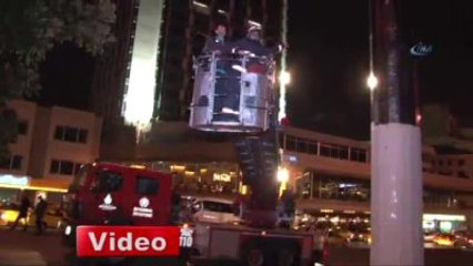 Taksim'de Dev Türk Bayrağı Yarıya İndirildi