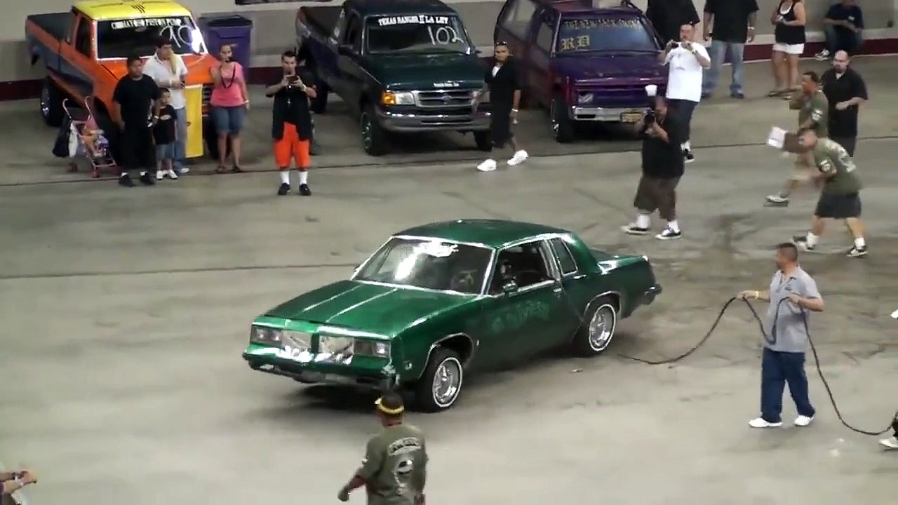 funy dancing car
