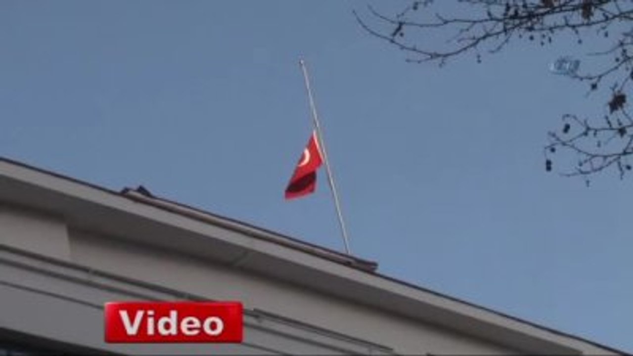Başkent'te Bayraklar Yarıya İndirildi