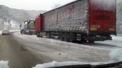 Neige: des camions bloqués