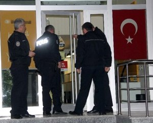 Açık Unutulan Banka Kapısı Polisi Alarma Geçirdi