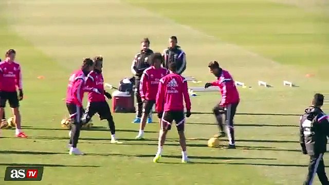 Cristiano Ronaldo charrie Coentrao après un petit pont !