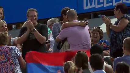 Novak Djokovic applaudit une demande en mariage en plein match