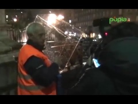 Napoli - Le ceneri di Pino Daniele lasciano il Maschio Angioino -2- (23.01.15)