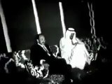 نادر للرئيس انور السادات يرقص بالسيف مع الملك عبد الله