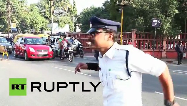 Moonwalking Cop Indian Traffic Police Directs Traffic With Style