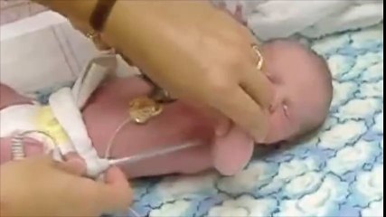 10-Minute-Old Baby Gets His First Look At The World!!