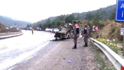 Minibüs Tırın Dorsesine Çarptı: 2 Ölü, 6 Yaralı (2)
